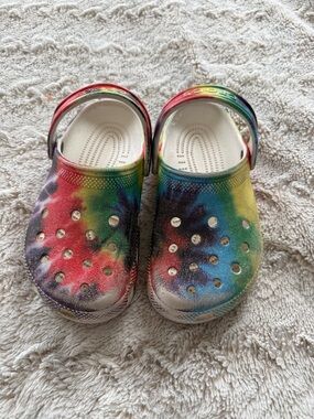 CROCS Kids Tie-Dye Clog in Red, Yellow, Green, Blue